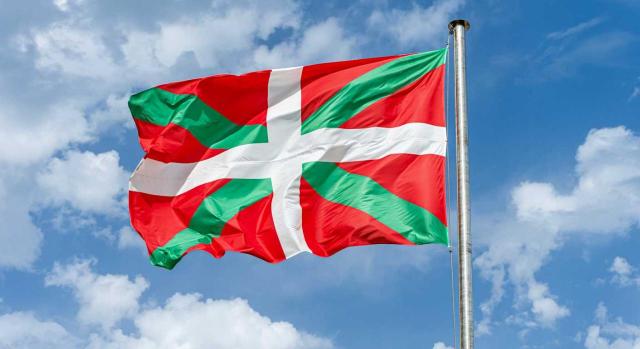 Euskadi aprueba sus presupuestos para 2026 y actualiza la cuantía de las tasas autonómicas y establece una nueva tasa en materia de trabajo y seguridad social. Imagen de la bandera del País Vasco ondeando un día con nubes