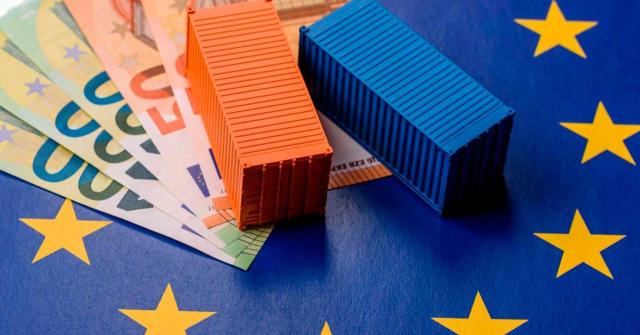 UE: amplía la reducción al 30% de las garantías aduaneras para las ventas a distancia La UE amplía la reducción al 30% de las garantías globales aduaneras para los operadores económicos autorizados en las ventas a distancia e incorpora nuevos códigos para la tasa de gestión de la Unión. Imagen de unos contenedores de carga y billetes de euros sobre un fondo de bandera de la UE