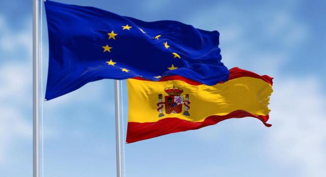 El Consejo Europeo recomienda a España revisar y simplificar su sistema tributario El Consejo Europeo recomienda a España revisar y simplificar su sistema tributario. Banderas de España y Europa ondeando juntas