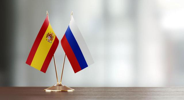 Conflicto de residencia ¿es correcto acudir al CDI cuando no existe un certificado de residencia? Banderas de España y Rusia