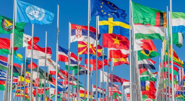 El Consejo de la Unión Europea  actualiza la lista de la UE de países y territorios no cooperadores a efectos fiscales. Imagen de todas las banderas de la UE