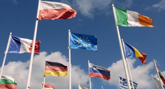 Los Estados miembros de la UE actualizan la lista de la UE de países y territorios no cooperadores a efectos fiscales. Imagen de banderas de la UE
