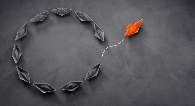 Ausencia de constancia formal y notificación al interesado de solicitud del dictamen pericial de valoración ¿defecto formal o vicio sustantivo?  Ausencia de constancia formal y notificación al interesado de solicitud del dictamen pericial de valoración ¿defecto formal o vicio sustantivo? Barquitos de papel grises en circulo, del cual se sale uno de color rojo
