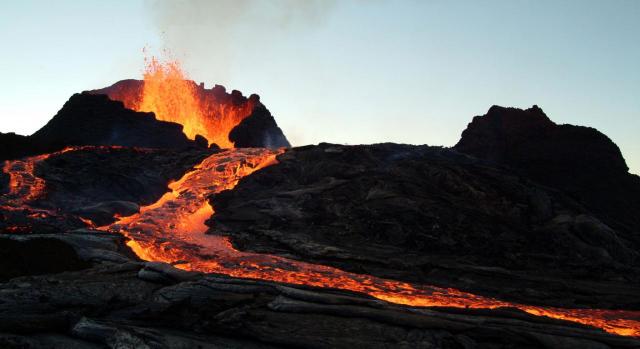 Beneficios fiscales para reparar los daños ocasionados por las erupciones volcánicas y para la reconstrucción económica y social de la isla de La Palma. Imagen de un volcán en erupción