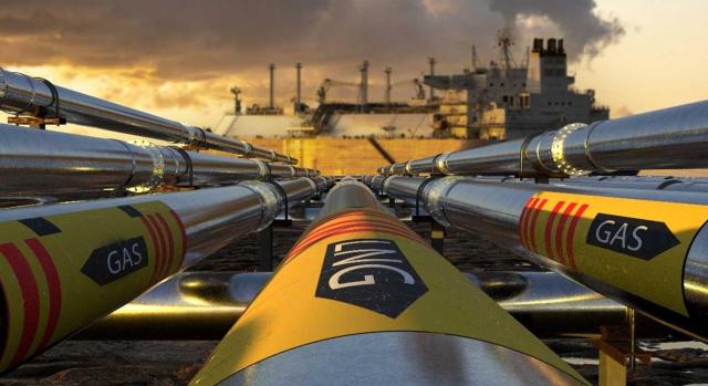 La AN advierte que, la utilización de gas natural para producir electricidad o cogeneración de electricidad y calor, constituye una exención directa y no voluntaria para los Estados miembros. Imagen de unos grandes bidones de gas y una fábrica de fondo