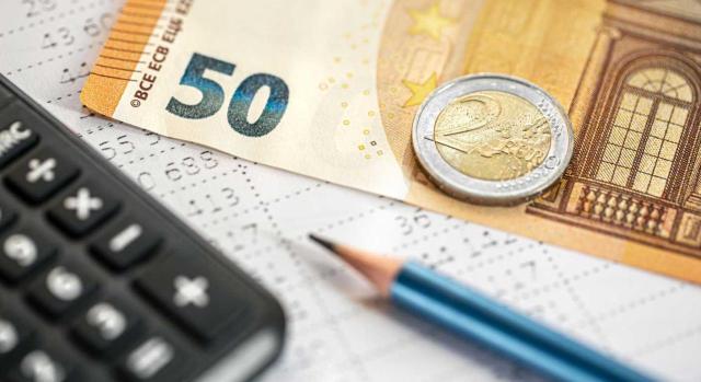 Nuevas deducciones, reducciones y bonificaciones fiscales en IRPF, ISD e ITPAJD en la Comunidad Valenciana Nuevas deducciones, reducciones y bonificaciones fiscales en IRPF, ISD e ITPAJD en la Comunidad Valenciana. Imagen de un billete de 5 euros, moneda de 2 euros y calculadora