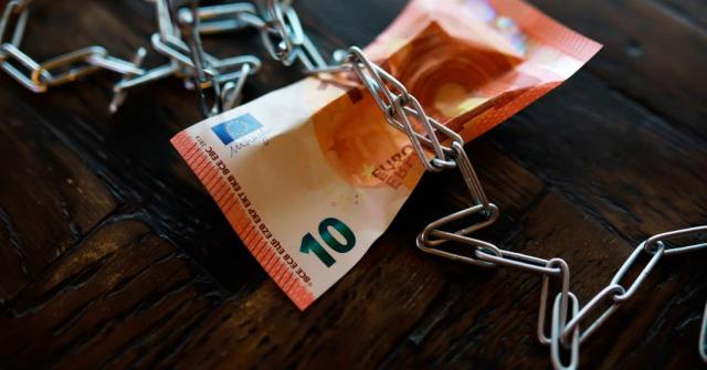 El Tribunal Supremo declara inembargable el saldo procedente de anteriores mensualidades de sueldos, salarios o pensiones consideradas inembargable, aunque no haya sido consumido y se vaya acumulando en la cuenta bancaria. Imagen de un billete de 10 euros rodeado de clips