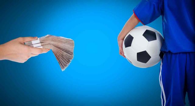 Condena, delito, exjugador, fútbol, Sevilla, defraudación, Hacienda Pública Condena, delito, exjugador, fútbol, Sevilla, defraudación, Hacienda Pública. Un jugador de futbol con un balón y una mano a su derecha ofreciéndole un montón de billetes
