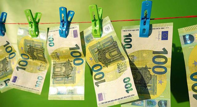 La “teoría del conocimiento” en supuestos de IVA para sujetos pasivos que saben o debería saber que participan en operación vinculada a un fraude cometido por terceros. Imagen de una cuerda de tener llena de billetes de 100 euros