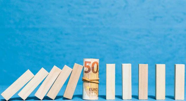 Adaptación de la normativa tributaria de Álava a diversas modificaciones en IVA, IIEE e IVPEE. Imagen de palos de mandera y billetes de 50 euros preparados para caerse