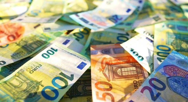 Navarra modifica su reglamento de recaudación incorporando las modificaciones en materia de aplazamientos, entre otras, efectuadas por la Ley Foral 20/2024 en la Ley Foral General Tributaria. Imagen de muchos billetes de euros mezclados