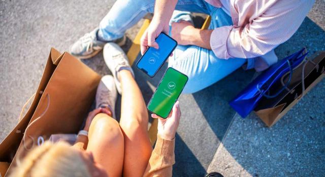 El Ministerio de Hacienda sobre los pagos por Bizum Nota aclaratoria del Ministerio de Hacienda sobre los pagos por Bizum. Imagen de dos personas haciendo un bizzum con sus respectivos móviles