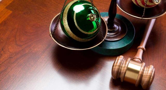 Selección de jurisprudencia. Segunda quincena de diciembre de 2025. Imagen de una bola verde de navidad en la balanza de un juez