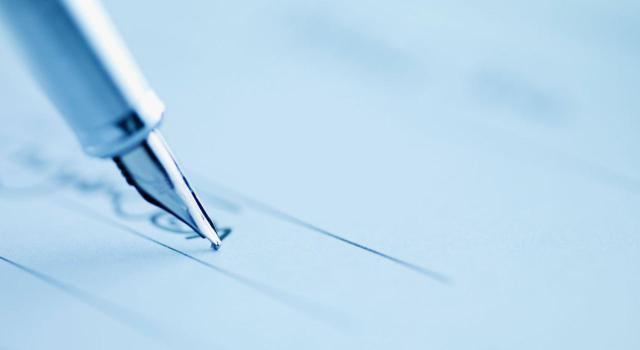 Aplicación del tipo reducido en TPO por la adquisición de una vivienda por una empresa inmobiliaria a pesar del incumplimiento del plazo de reventa Aplicación del tipo reducido del 2 por ciento en TPO por la adquisición de una vivienda por una empresa inmobiliaria a pesar de no haber consumado la reventa dentro de los tres años siguientes porque los compradores/precaristas dejaron de asistir a la escritura de compraventa. Imagen de un boligrafo pluma firmando un documento
