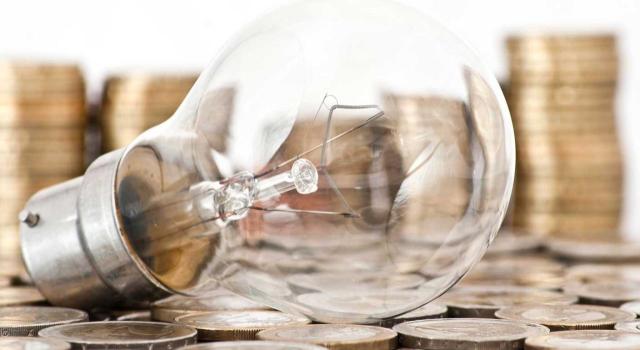 Gipuzkoa reduce la fiscalidad energética con medidas tributarias excepcionales en impuestos especiales, IVPEE e IVA Gipuzkoa introduce medidas tributarias excepcionales en impuestos especiales, IVPEE e IVA consecuencia de la crisis en Oriente Medio. Imagen de una bombilla sobre muchas monedas