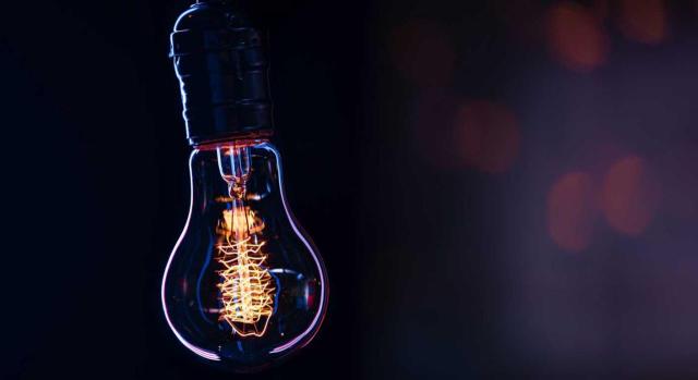 Reducción del 85% en el Impuesto sobre la Electricidad y correcta interpretación de “actividad industrial” Para la reducción del 85% de la base imponible del Impuesto sobre la Electricidad, el concepto de “actividad industrial” no debe interpretarse teniendo en cuenta únicamente la clasificación del IAE, sino el Derecho de la UE. Imagen de una bombilla