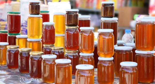 EL TGUE determina que el código aduanero de la UE impide rectificar la declaración en aduana para beneficiarse de la inclusión en el contingente no solicitado en el momento de presentar dicha declaración. Imagen de muhos botes de miel sin etiquetas listos para vender