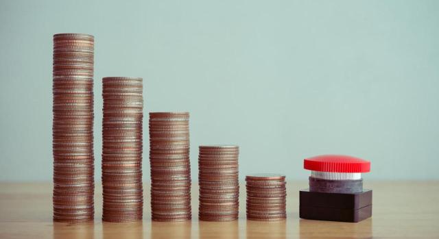 Suspensión con dispensa de garantías de la ejecución del acto automática en caso de solicitarla una sociedad pública ATS: ¿debe decretarse automáticamente la suspensión con dispensa de garantías de la ejecución del acto reclamado una vez solicitada por una sociedad pública como CRTVE? Imagen de un gráfico hecho con monedas donde el final hay un botón rojo