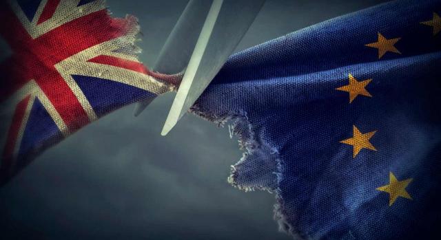Brexit. Imagen de las banderas de Reino Unido y Unión Europea separadas por tijeras
