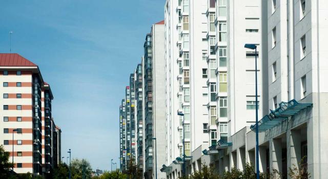 Debe aplicarse la exención en AJD a la primera transmisión de un complejo de viviendas VPPL dado que el precio máximo de venta y los ingresos familiares no superan los de la VPO de régimen concertado. Imagen de un bulevar con edificios