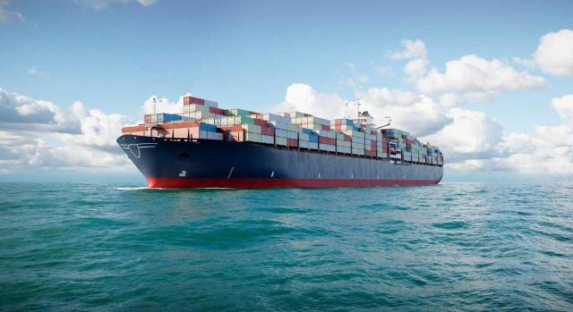 Los impuestos especiales se devengan en el Estado de llegada cuando se detecta en este que los productos no han llegado íntegramente a su destino Los impuestos especiales se devengan en el Estado de llegada cuando se detecta que los productos no han llegado íntegramente a su destino en el momento de su descarga. Imagen de un buque portacontenedores de carga en el mar