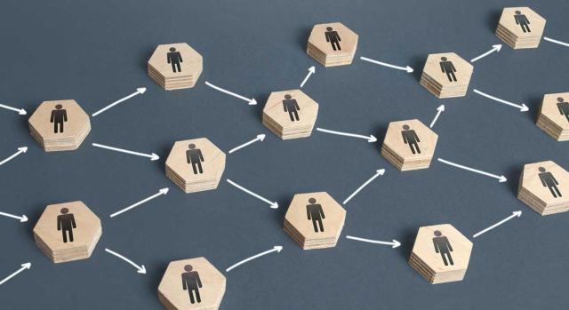 ¿Es libre e informado el consentimiento otorgado por la representante de la sociedad para la entrada en su sede cuando en el anexo informativo no consta expresamente que puede negar o revocar su consentimiento? Imagen de hexagonos de madera con la figura de un hombre dibujada interrelacionadas