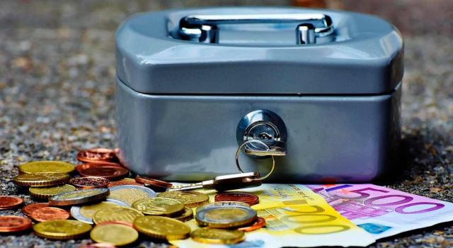 Evitar la imputación de ganancias patrimoniales no justificadas en el IRPF Evitar la imputación de ganancias patrimoniales no justificadas en el IRPF. Imagen de caja fuerte y dinero alrededor