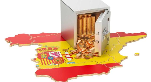 A pesar del certificado de residencia fiscal en Ucrania, del bagaje probatorio y de las reglas de convenio de doble imposición procede tener al recurrente como residente en España a efectos del IP. Imagen de una caja fuerta con monedas de oro sobre la bandera de España