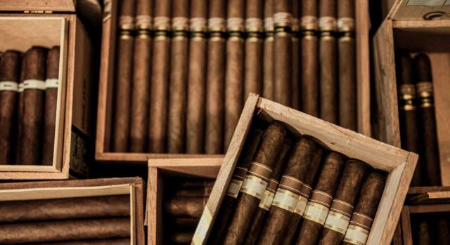 El TJUE determina cuál es el momento para determinar el valor en aduana de los puros habanos El TJUE determina cuál es el momento para determinar el valor en aduana de los puros habanos introducidas en el territorio aduanero de la Unión para ser incluidas en el régimen de depósito aduanero y, luego son despachadas a libre práctica. Imagen de cajas llenas de puros amontonadas