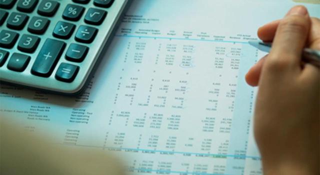 El TS anula la calificación de ganancia patrimonial no justificada a efectos del IRPF. Calculadora sobre un folio con números