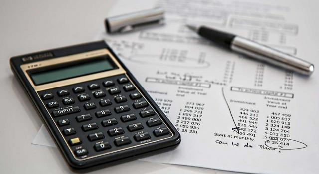 Calculadora de plazos de modificación de bases imponibles. Imagen de calculadora, bolígrafo e impreso