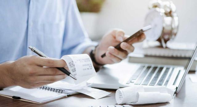 El TEAC se pronuncia sobre los requisitos y plazos para la recuperación del IVA por créditos incobrables conforme a la normativa española y europea El TEAC se pronuncia sobre los requisitos y plazos para la recuperación del IVA por créditos incobrables conforme a la normativa española y europea. Imagen de un hombre haciendo cuentas con unos tickets