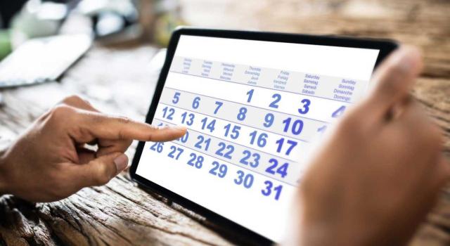 Análisis del cómputo de los días de desplazamiento a efectos de la exención del art. 7 p) Ley IRPF En la exención del art. 7 p) Ley IRPF es irrelevante el día de la semana o la hora de partida a efectos del cómputo de los días de desplazamiento. Imagen de una persona viendo un calendario en la tablet