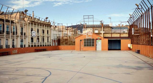 ¿Procede la liquidación de una tasa por expedición de licencia de obras y del ICIO por la construcción de un colegio público? ATS: ¿Procede la liquidación de una tasa por expedición de licencia de obras y del ICIO por la construcción de un colegio público ejecutada por un contratista privado en el marco de contratación pública? Imagen de una cancha de baloncesto de un colegio