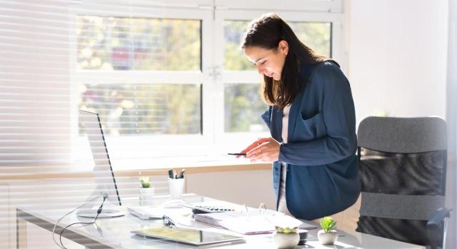 Acreditación suficiente de la carga de trabajo que justifique la contratación de un empleado con contrato laboral y a jornada completa Acreditación suficiente de la carga de trabajo que justifique la contratación de un empleado con contrato laboral y a jornada completa. Mujer fotografiando mesa de trabajo