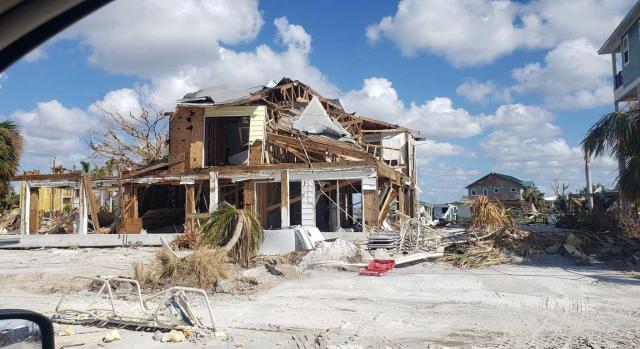 El TSJ de Cantabria estima que debe prevalecer la pericial del contribuyente cuando acredita de forma completa el valor real del inmueble frente a su valor de referencia. Imagen de una casa destruida por el mar