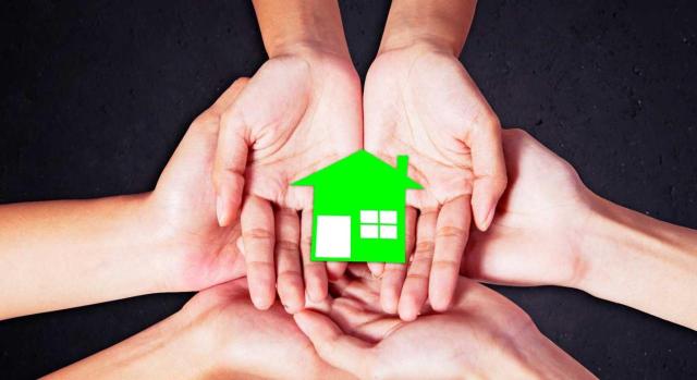 Responsabilidad solidaria: las cargas hipotecarias solo reducen el valor cuando el adquirente se subroga En derivación de responsabilidad solidaria por ocultación patrimonial, las hipotecas sobre los bienes transmitidos solo reducen el valor computable cuando el adquirente se subroga en la deuda. Imagen de una casita verde sobre muchos pares de manos