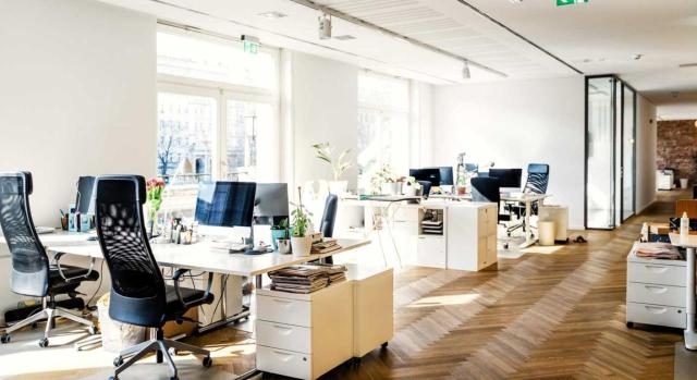 La DGT reitera su cambio de criterio: IVA deducible por los suministros de vivienda parcialmente afecta Deducible el IVA soportado en la compra de una vivienda, por la parte que se dedica a despacho para prestar servicios de asesoramiento fiscal, así como por la parte proporcional de los suministros. Imagen de una oficina de trabajo con muchísima iluminación