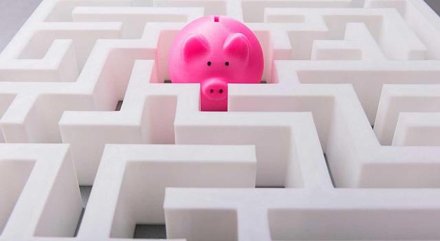 Liquidar un plan de acciones y percibir una indemnización por despido no impide aplicar la reducción del 30% en IRPF. Imagen de un cerdito rosa dentro de un laberinto blanco