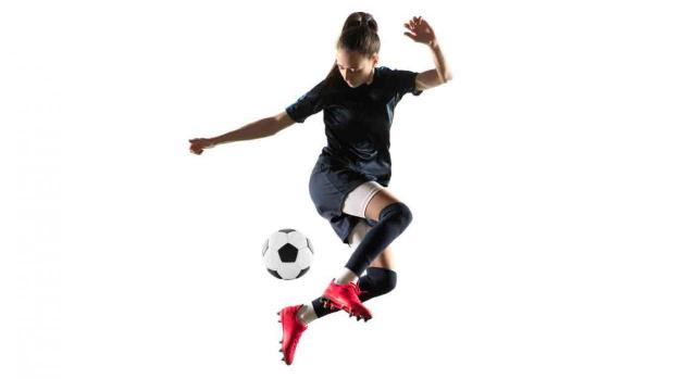 Régimen Fiscal de la «UEFA Women''s Champions League 2020». Imagen de chica jugando al fútbol