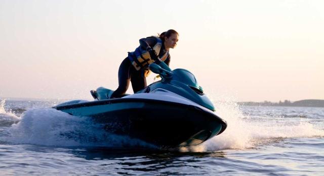 ¿Cabe la exención en el IEDMT de una embarcación cuyo uso se cede al objeto de prestar un servicio de actividad deportiva o recreativa? El TS debe determinar si cabe la exención en el IEDMT de una embarcación cuyo uso se cede al objeto de prestar un servicio de actividad deportiva o recreativa. Imagen de una chica montada en una moto de agua en el mar