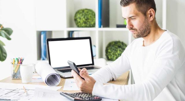 Cómo utiliza Hacienda el balance y la cuenta de pérdidas y ganancias del modelo 200 para detectar incoherencias. Imagen de un chico calculando sus finanzas en su casa