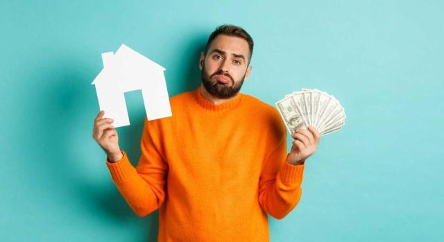 Deducibilidad en el IRPF del alquiler de vivienda por desplazamientos laborales: delimitación entre gasto profesional y gasto personal en el ámbito de la actividad económica. Imagen de un chico con cara de indecisión por casa o dinero