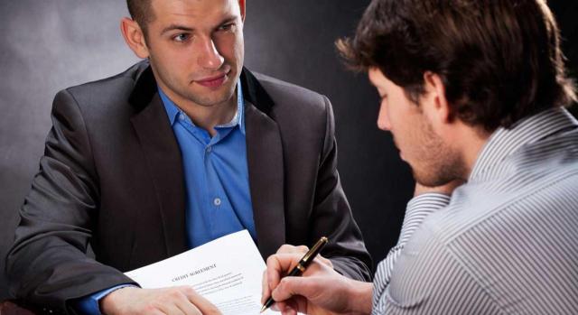 Improcedencia del apremio frente a un fiador solidario por acreditarse la falsificación de su firma Improcedencia del apremio frente a un fiador solidario por acreditarse la falsificación de su firma. Imagen de un chico firmando documento enfrente de otro chico mirandole fijamente