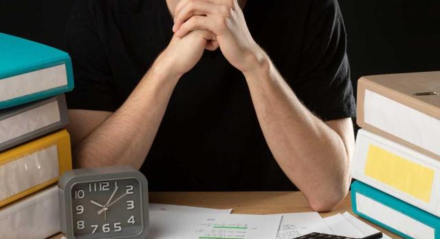Las deudas por retenciones no practicadas o practicadas, pero no ingresadas, no son susceptibles de aplazamiento o fraccionamiento Las deudas por retenciones no practicadas o practicadas, pero no ingresadas, no son susceptibles de aplazamiento o fraccionamiento. Imagen de un chico en un escritorio con muchas carpetas, calculadora y reloj