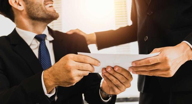 El TS deberá pronunciarse sobre la calificación como rendimiento regular o irregular en el IRPF de las rentas del trabajo obtenidas en aplicación de los planes de incentivos empresariales. Imagen de un chico recibiendo un bonus de su jefe