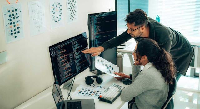 ¿Si el perito utiliza datos, planos y ortofotografías del inmueble incorporados en la base de datos del Catastro puede no vistarlo? El TS debe reforzar su doctrina sobre la excepción a la necesidad de visitar el inmueble comprobado por el perito cuando se utilizan datos, planos y ortofotografías del inmueble incorporados en la base de datos del Catastro. Imagen de un chico y chica mirando las pantallas del trabajo