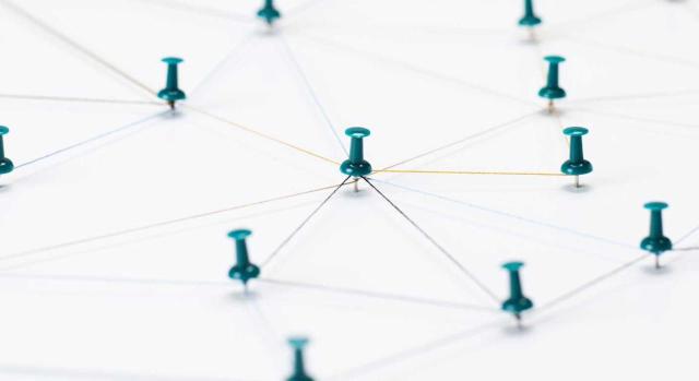 La competencia de una CCAA para liquidar el IP depende de la correcta identificación del punto de conexión sin requerir modificación previa del domicilio fiscal La competencia de una CCAA para liquidar el IP depende de la correcta identificación del punto de conexión y no está condicionada a una modificación previa del domicilio fiscal. Imagen de chinchetas azules interelacionadas entre sí
