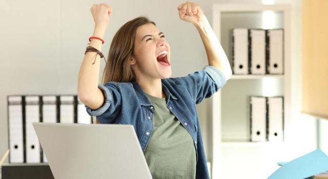 Realiza el cicteerre fiscal de tu empresa en siete pasos. Imagen de chica joven muy contenta