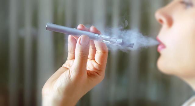 Gipuzkoa: Impuesto sobre los líquidos para cigarrillos electrónicos y otros productos relacionados con el tabaco Gipuzkoa: Impuesto sobre los líquidos para cigarrillos electrónicos y otros productos relacionados con el tabaco. Primer plano de mujer fumando un cigarrillo electrónico